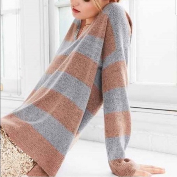 BDG UO Oversized Sweater Size Medium NWT - Picture 2 of 5